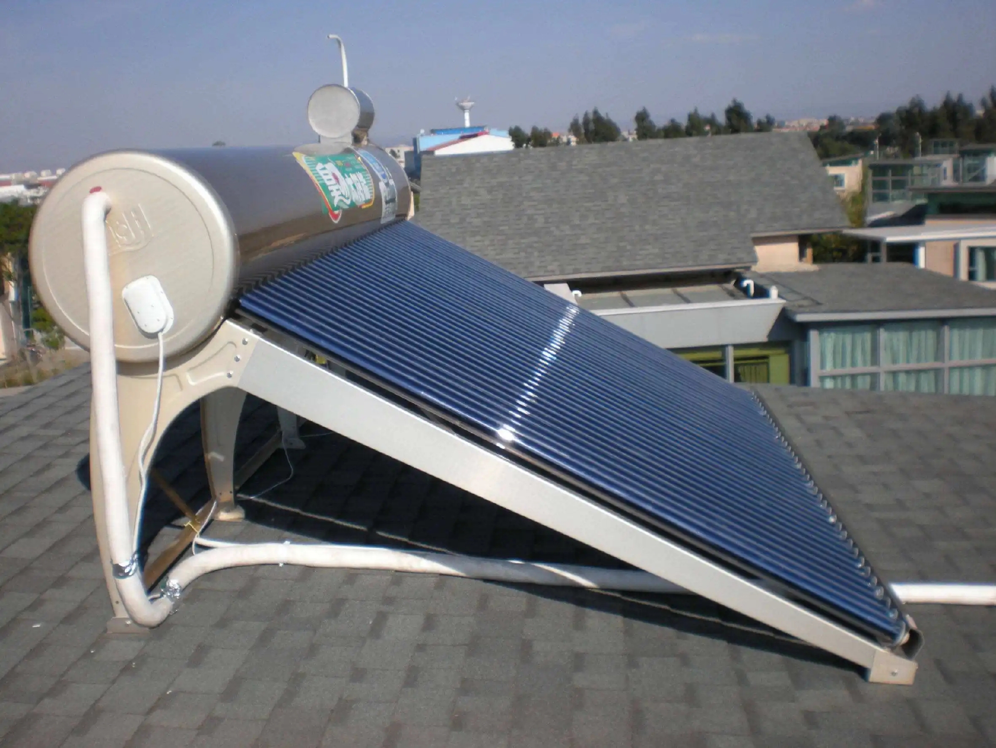 在農村，裝太陽能熱水器和電熱水器哪個劃算?聽聽過來人的分析